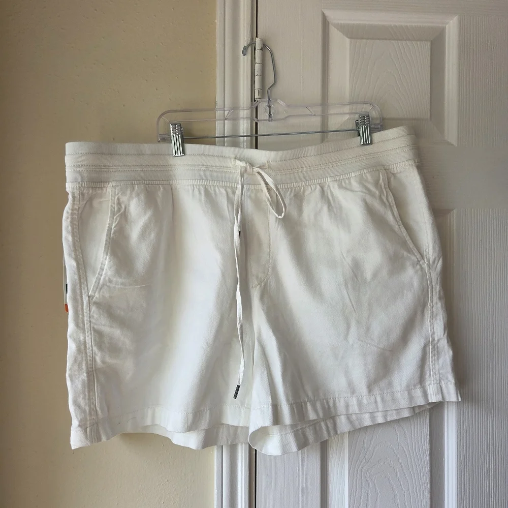 Orvis Women's White Shorts 2XL NWT Cargo Outdoor Lightweight Cotton Blend